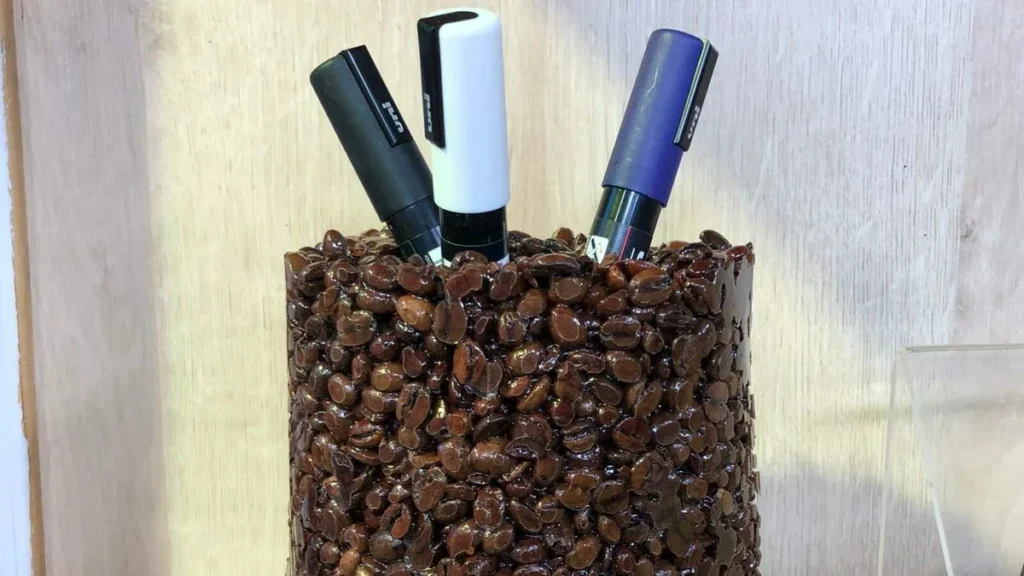 Imagem porta treco do artigo Porta-treco com grãos torrados de café e resina - Faça Você Mesmo