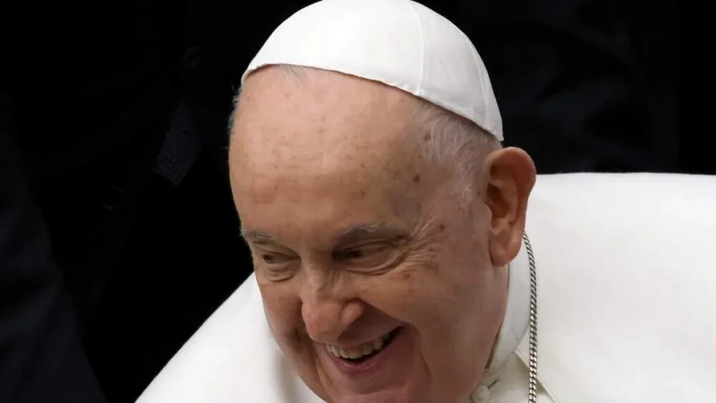 Imagem papa sorrindo do artigo De bom humor e em oração, Papa ainda inspira cuidados