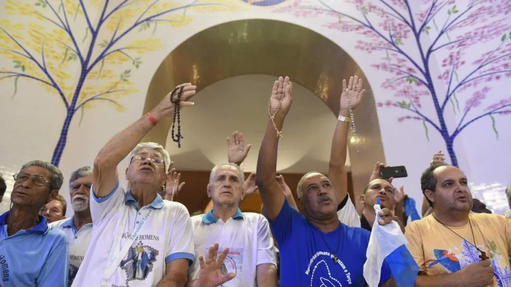 Imagem Homens orando do artigo Confira a programação da Romaria do Terço dos Homens na Rádio Aparecida