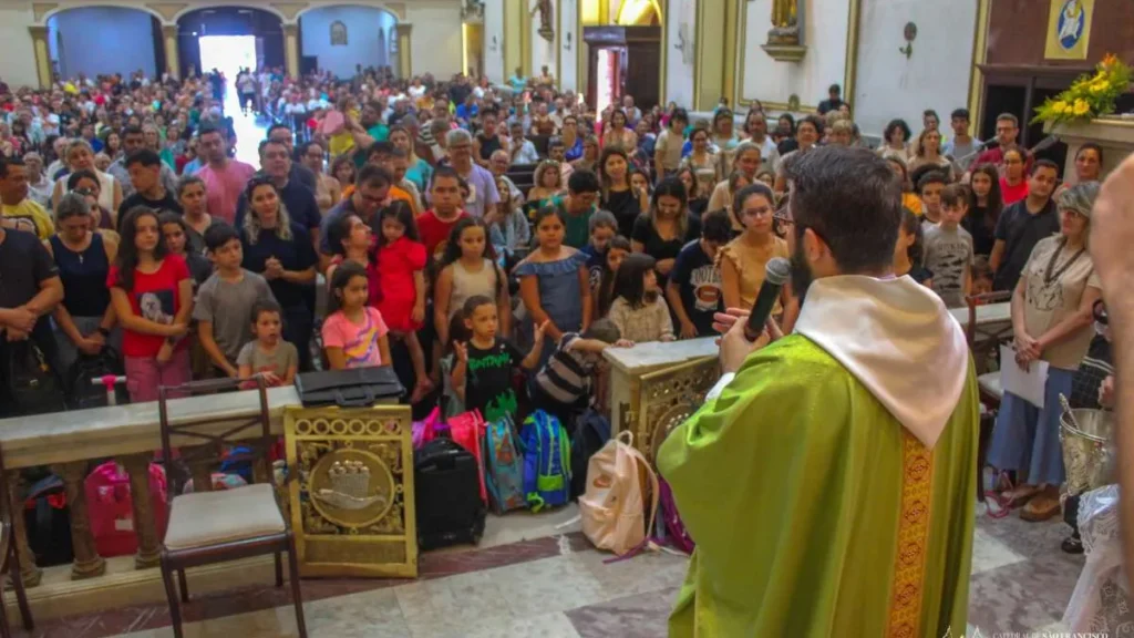 Imagem bencao das mochilas catedral taubate do artigo Você conhece a bênção das mochilas?