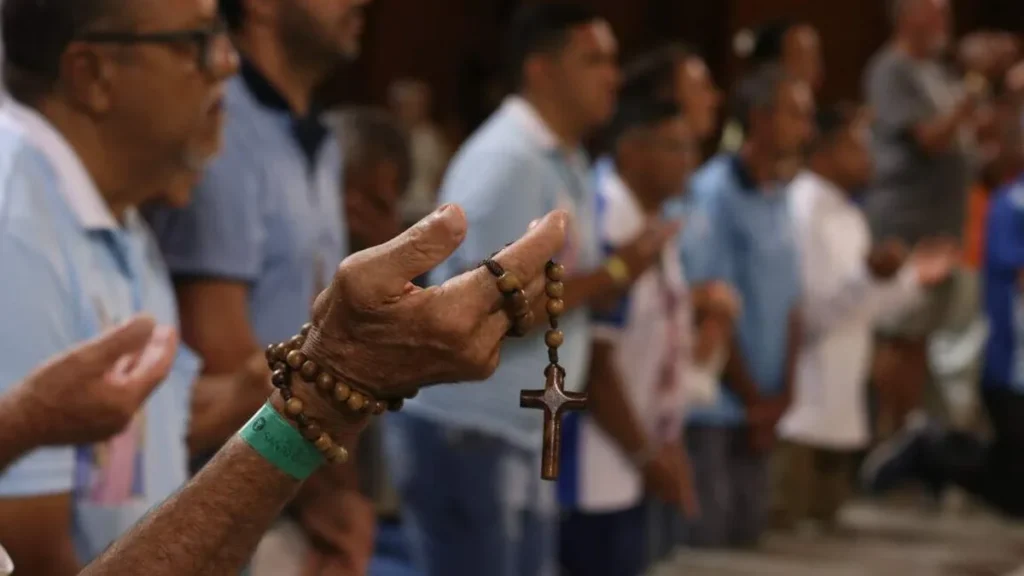 Imagem Homens rezando na Missa Encerramento do Terco dos Homens do artigo Testemunhos que emocionam na Romaria do Terço dos Homens
