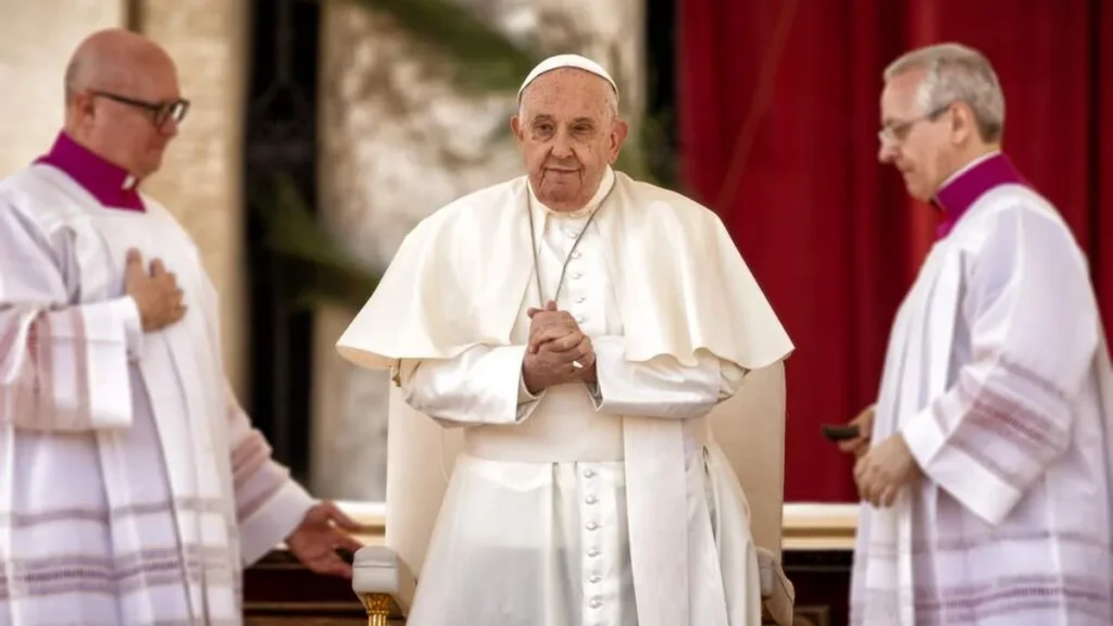 Imagem Papa Francisco no Vaticano do artigo CNBB convoca fiéis para um tempo de oração pelo Papa Francisco
