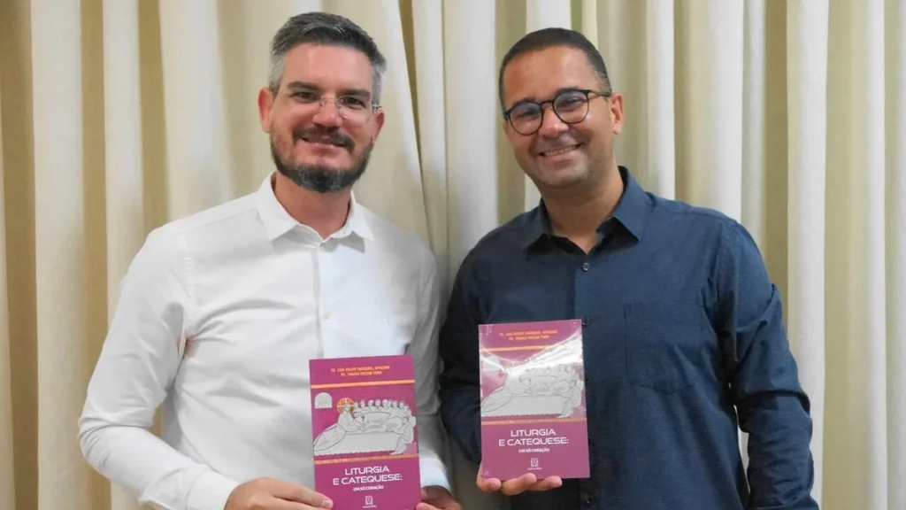 Imagem Padre Thiago e Frei Luis Felipe do artigo Livro da Editora Santuário ressalta a relação entre liturgia e catequese