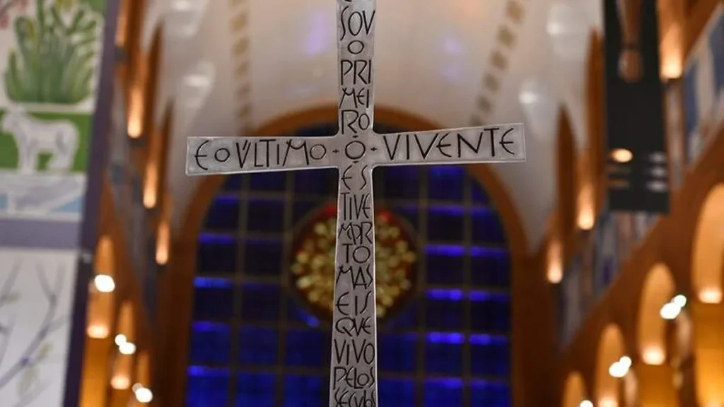 Imagem Cruz no altar do artigo Celebremos o Mistério Pascal