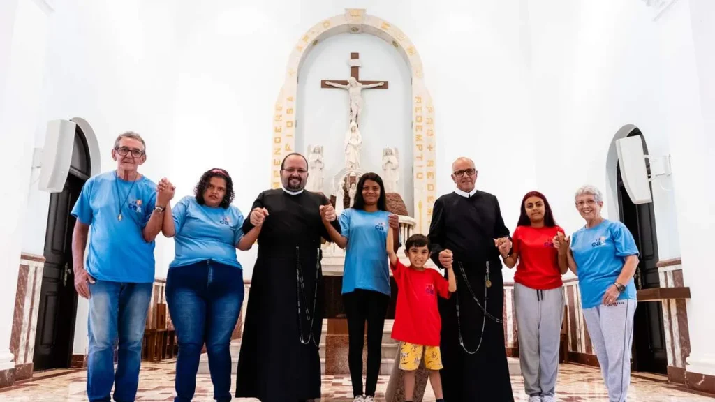 Os diretores do CAS, Ir. Joaquim Acassio Barbosa, C.Ss.R., e Pe. João Batista de Almeida, C.Ss.R., com os atendidos do CAS Santíssimo Redentor, em Aparecida (SP)