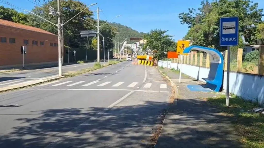Imagem avenida itaguacu do artigo Trânsito em avenida de Aparecida é alterado por obras da MRS