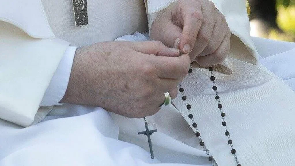 Imagem terco papa do artigo Na praça São Pedro, fiéis recitam rosário pelo Papa