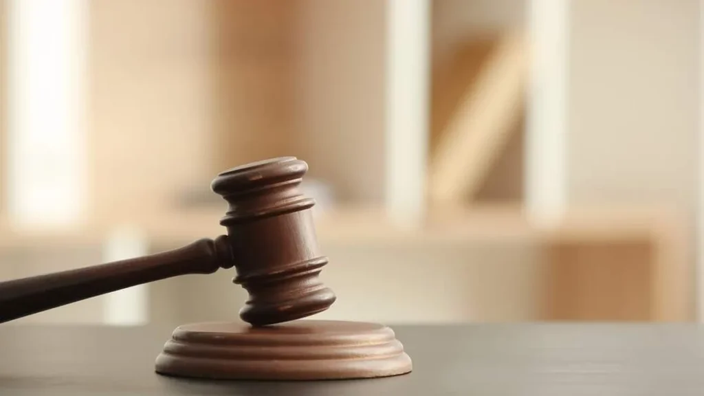 Imagem martelo de juiz de direito sobre a mesa do artigo Dogmas da Igreja: juízo universal
