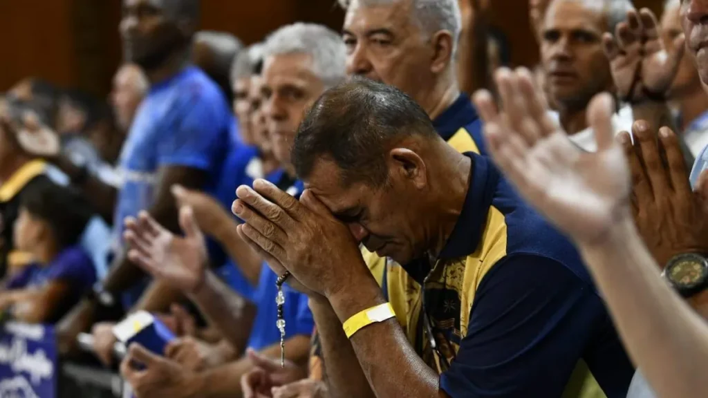 Imagem Homens rezando na 17 Romaria do Terco dos Homens do artigo Fé e devoção: os melhores momentos da Romaria do Terço dos Homens