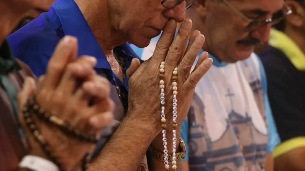 Imagem Missa de Envio Terco dos Homens 2023 Homens orando do artigo Organize espiritualmente seu grupo para a Romaria Terço dos Homens