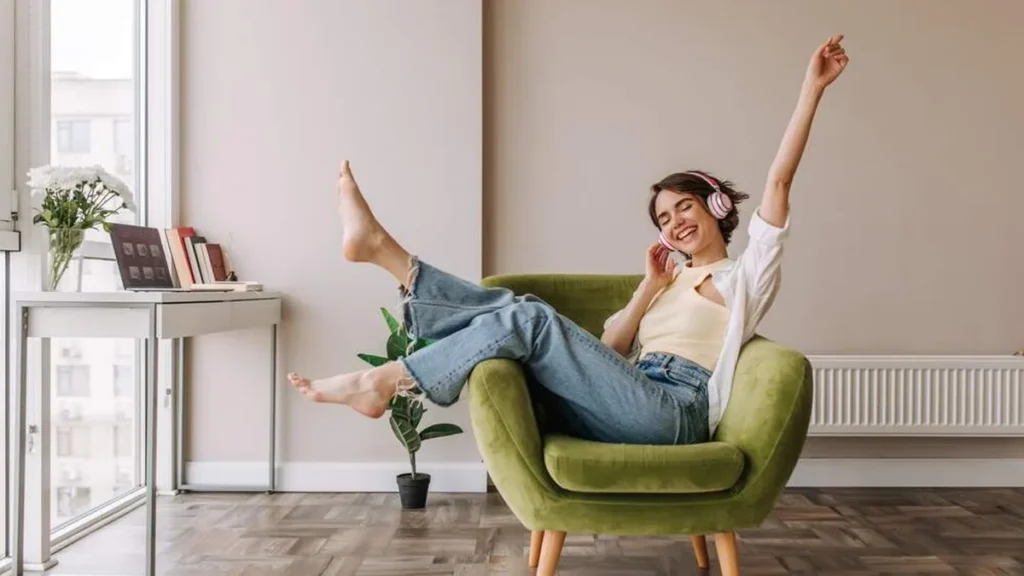 Imagem Mulher escutando musica do artigo Dia Mundial do Rádio: conheça os 5 benefícios de ouvir a Rádio POP