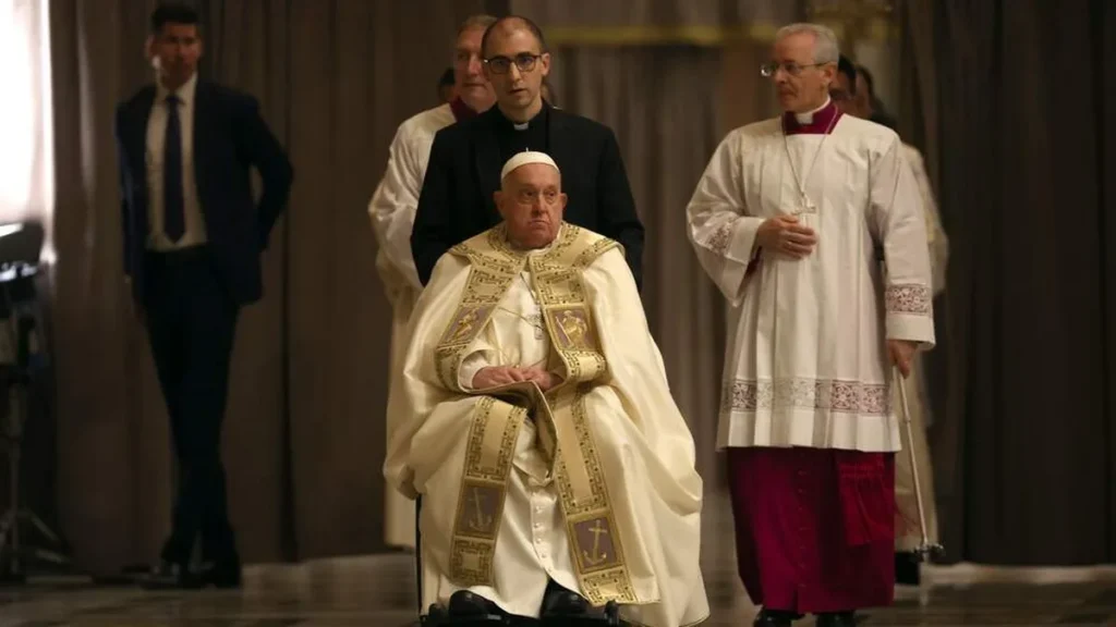 Imagem Papa Francisco e conduzido de cadeira de rodas para celebracao jubilar do artigo Papa Francisco é internado para tratar bronquite e agenda jubilar é ajustada