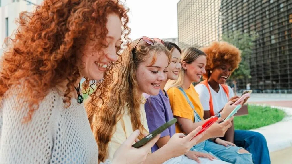 Imagem mulheres mexendo no celular do artigo O silêncio na era hiperconectada