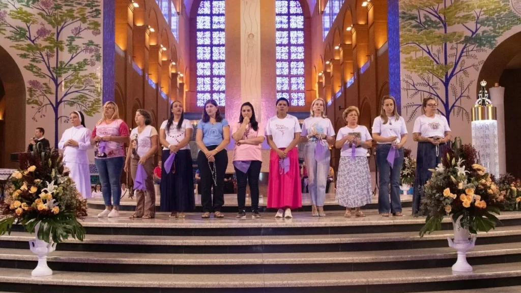 Imagem mulheres rezando o terco no altar central durante 12 terco das mulheres no santuario nacional compressed do artigo Por que devo participar da Romaria do Terço das Mulheres?