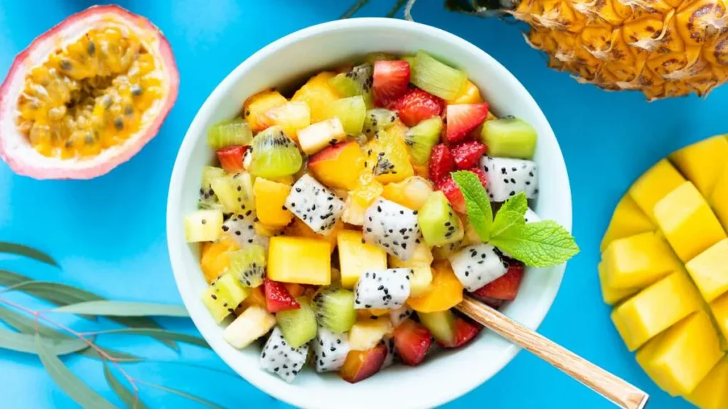 Imagem salada de frutas chef no ar do artigo Receitas de Verão: Sanduíche de Atum, Steak Tartare e Salada de Fruta com Creme de Maracujá