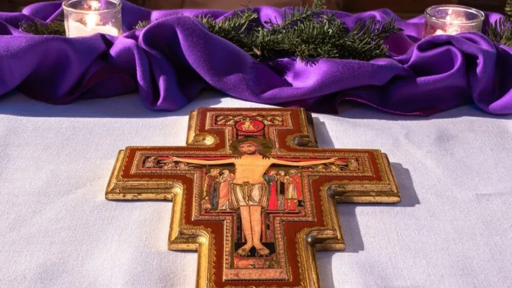 Imagem cruz de sao damiao com pano roxo ao fundo do artigo Quaresma: um tempo de renovação e encontro com Deus
