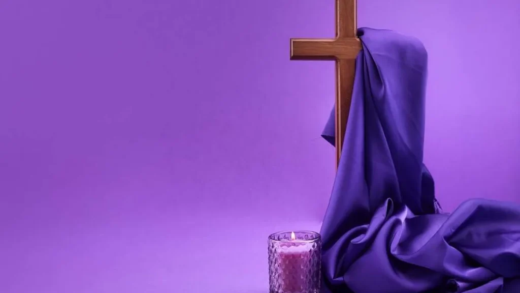 Imagem cruz coberta de pano e fundo roxo do artigo Como enfrentar as dificuldades e tentações deste tempo?