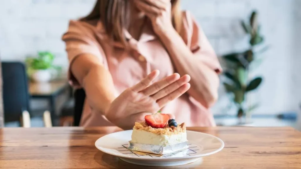 Imagem Mulher evitando comer acucar do artigo Como reduzir o consumo de açúcar sem sofrimento?