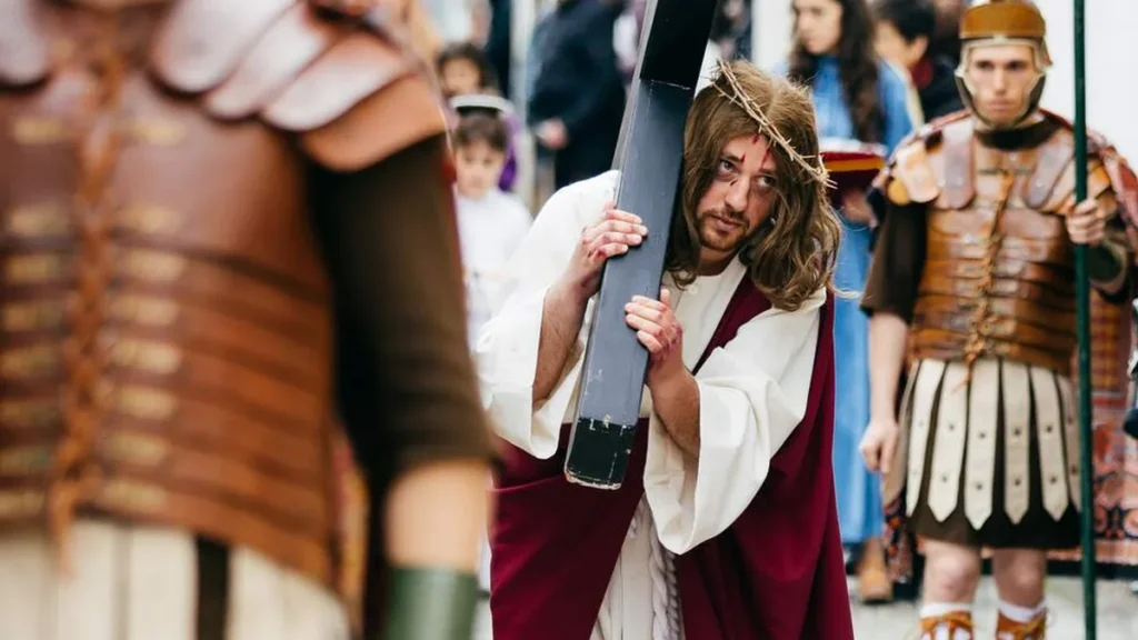 Imagem jesus carregando a cruz do artigo Por que rezar a Via-Sacra nas sextas-feiras do tempo quaresmal?
