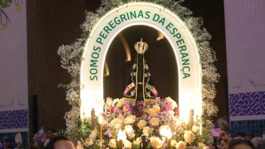 Imagem missa solene terco das mulheres 2025 do artigo “Rezar o terço é caminhar pelo Evangelho com Maria”, ensina Pe. Ulysses