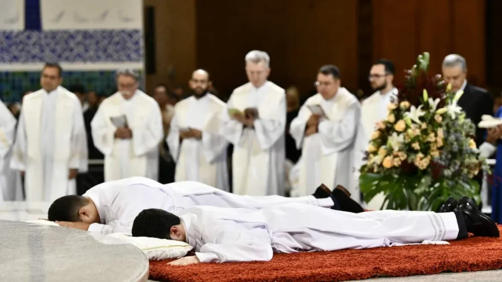 Eleitos se prostram durante o canto da Ladainha
