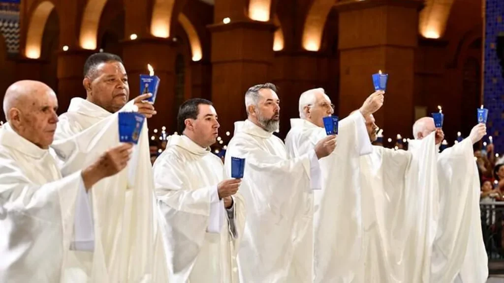 Imagem Padres no altar do artigo Ressurreição, fonte de alegria e esperança
