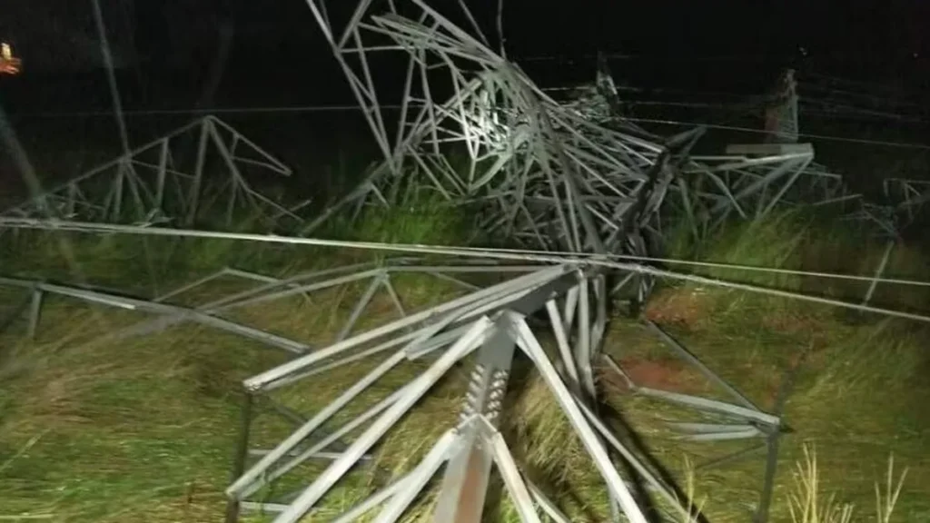 Imagem Torre de energia eletrica em Aparecida do artigo Vendaval causa queda de torres de energia elétrica em cidades da região