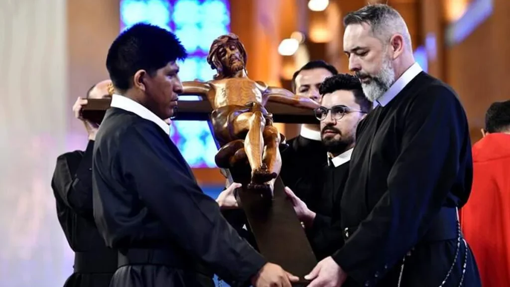 Imagem Missionarios carregando a cruz do artigo Assumir a cruz é seguir Jesus