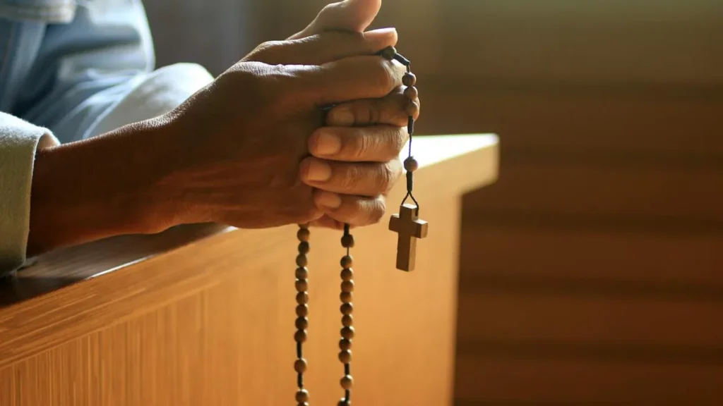 Imagem oracao terco na igreja homem do artigo Os conselhos dos Papas para uma oração do terço mais frutuosa