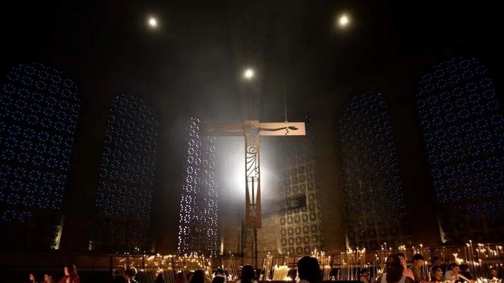 Imagem Capela das Velas do artigo A cruz como passagem para se alcançar a Ressurreição