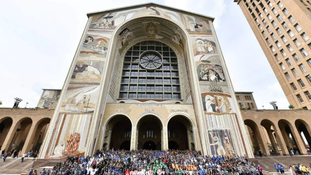 Imagem Colaboradores na frente da Fachada Norte do artigo Colaboradores do Santuário celebram a missão de evangelizar na Casa da Mãe
