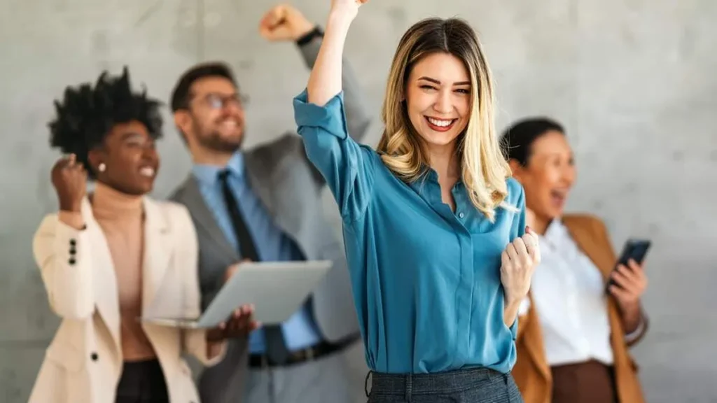 Imagem Mulher feliz com uma conquista profissional do artigo Afinal, o que é ser bem sucedido?