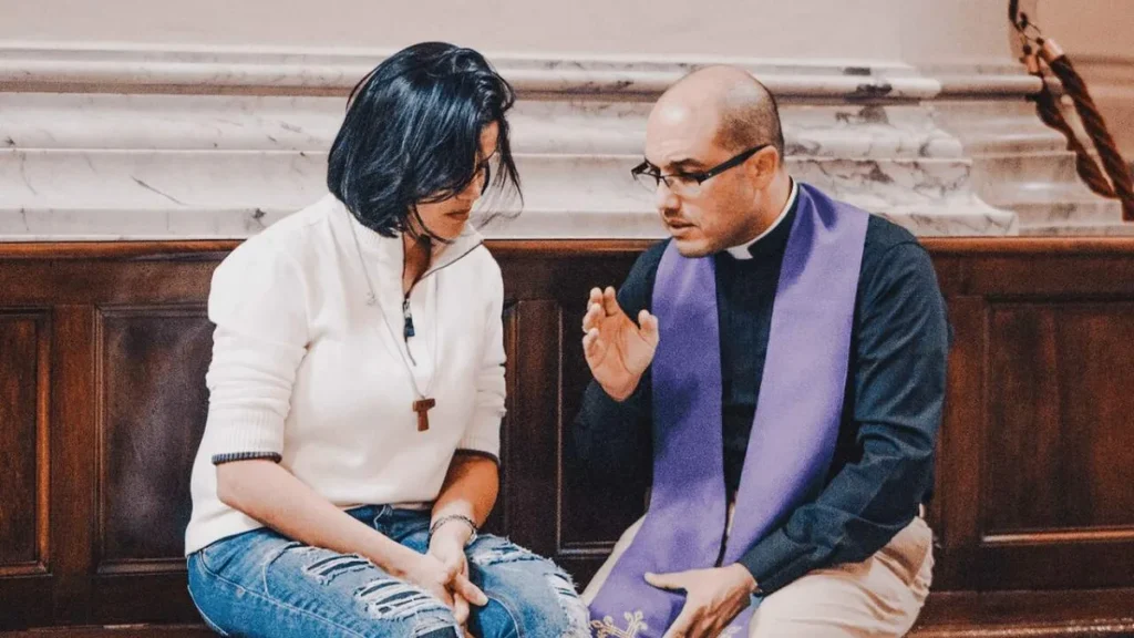 Imagem Padre atendendo confissao de uma jovem do artigo Por que devo confessar durante a Quaresma?