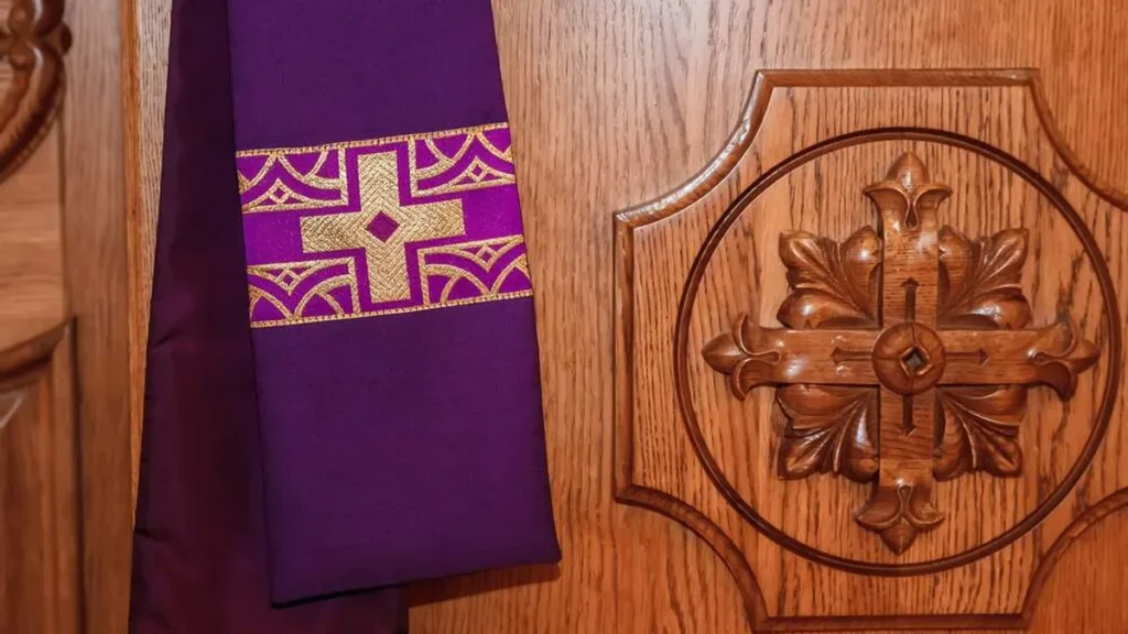 Imagem estola roxa sobre o confessionario do artigo Sacramentos da Santa Igreja: tire suas dúvidas sobre a Confissão