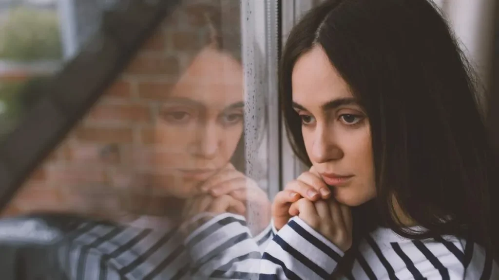 Imagem menina depressiva do artigo Por que os jovens estão infelizes?