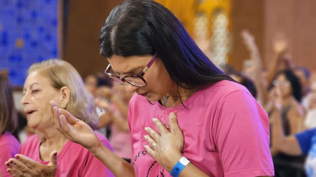 Imagem mulher na missa de envio do terco das mulheres do artigo Mulheres do Terço são enviadas a levar a mensagem da Transfiguração