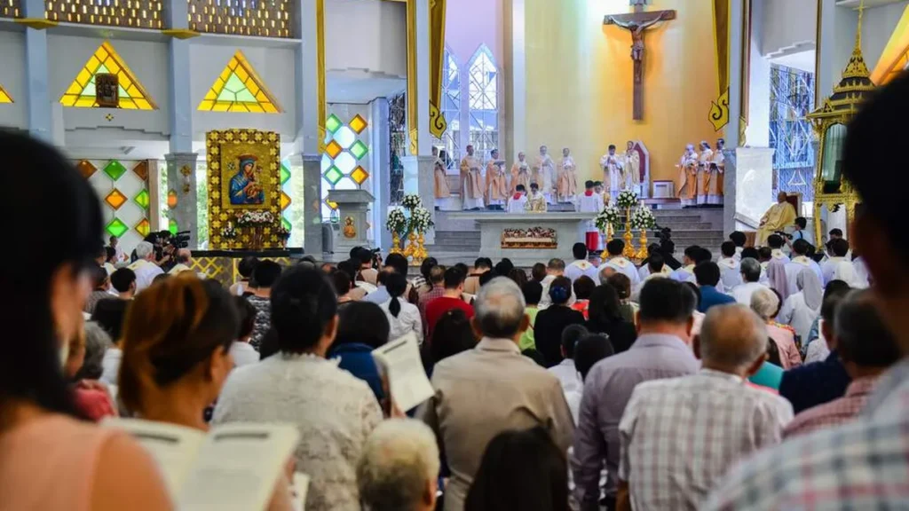 Imagem pessoas na igreja rezando do artigo O que o Sínodo tem a ver com o Ano Jubilar?