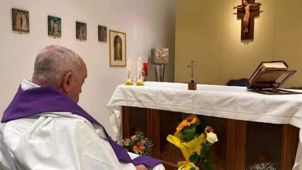 Imagem primeira foto do papa durante internacao no hospital gemelli do artigo Santa Sé divulga foto do Papa em capela do hospital Gemelli