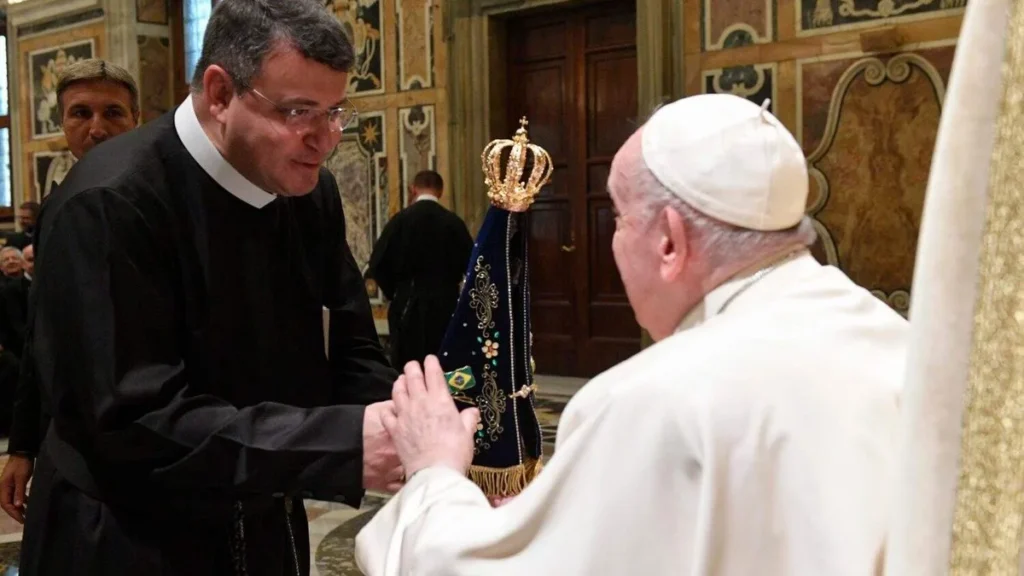 Imagem Padre Marlos com o Santo Padre Papa Francisco do artigo Relembre momentos do Papa Francisco com a Congregação Redentorista