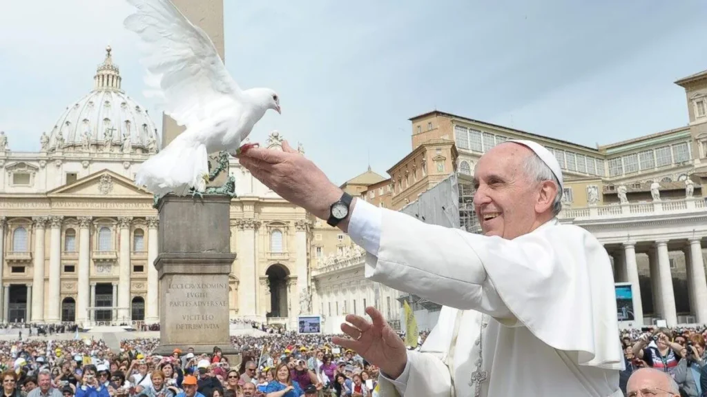 Imagem Papa Francisco no Vaticano do artigo 10 momentos inesquecíveis do Papa Francisco