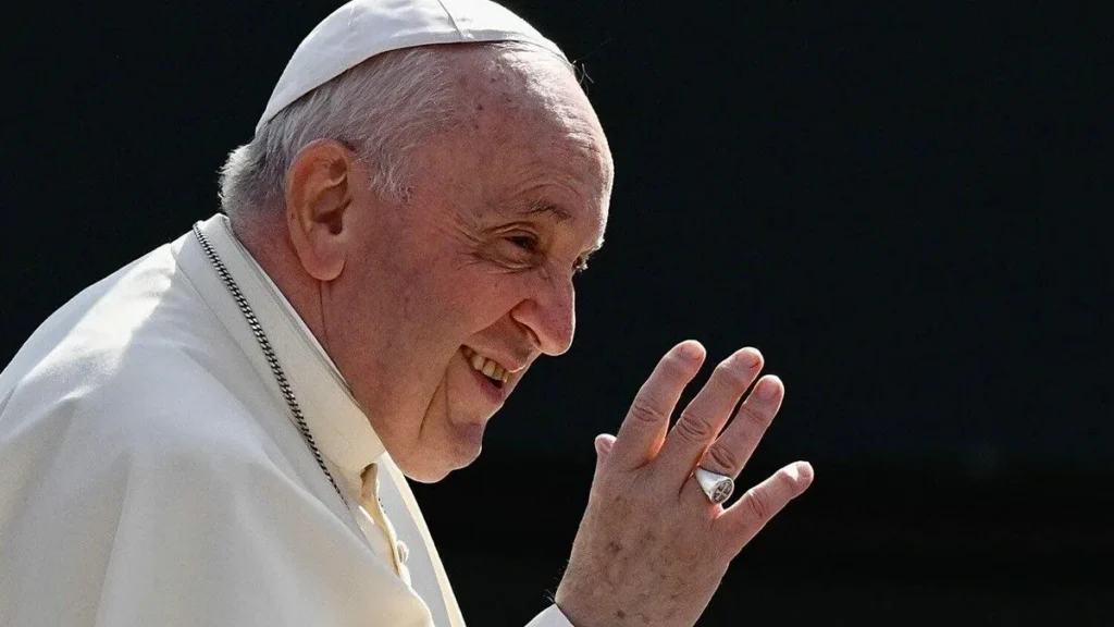 Imagem Papa Francisco acenando do artigo URGENTE: Papa Francisco morre no Vaticano