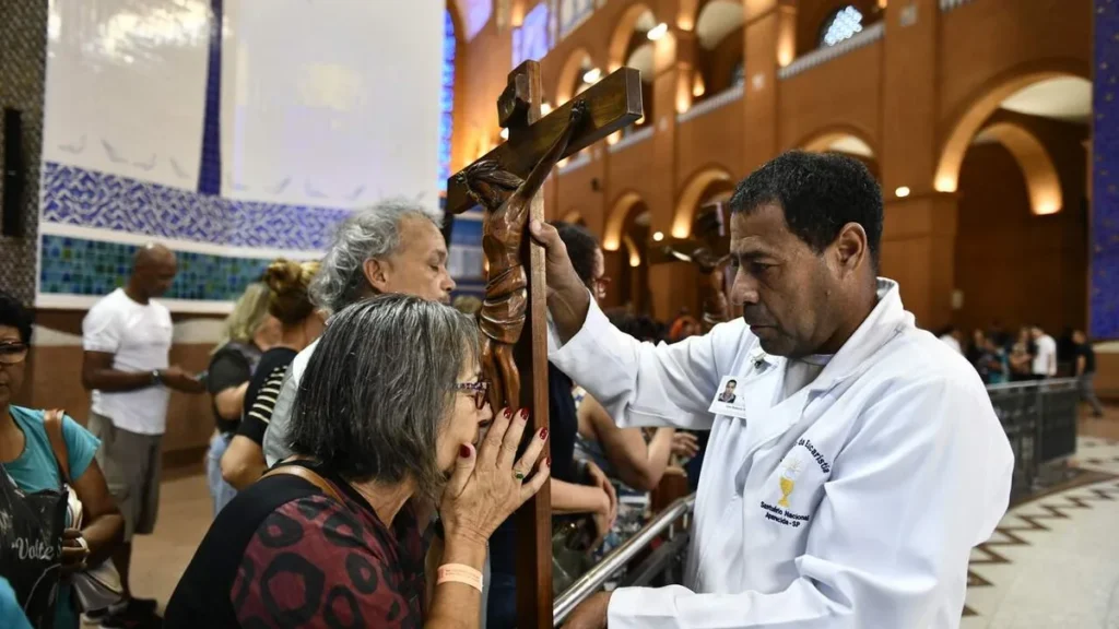 Imagem Adoracao a Santa Cruz 2023 do artigo Reze por 15 minutos diante de uma Cruz