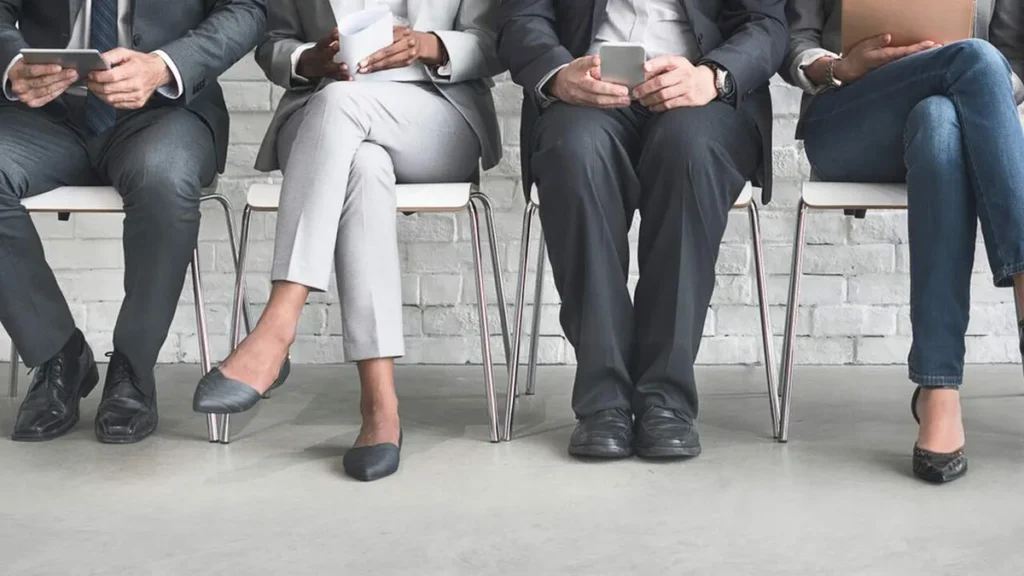 Imagem Pessoas reunidas para entrevista de emprego do artigo Escolha de carreira: ganhar dinheiro ou fazer o que gosta?