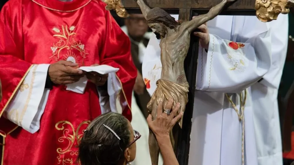 Imagem mulher na adoracao da cruz na semana santa do artigo Como preparar as celebrações litúrgicas da Semana Santa?
