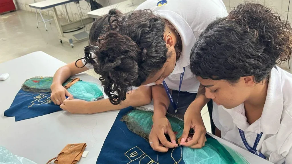 Imagem jovens no projeto manto de amor do santuario nacional do artigo Projetos do Santuário Nacional transformam vidas de jovens