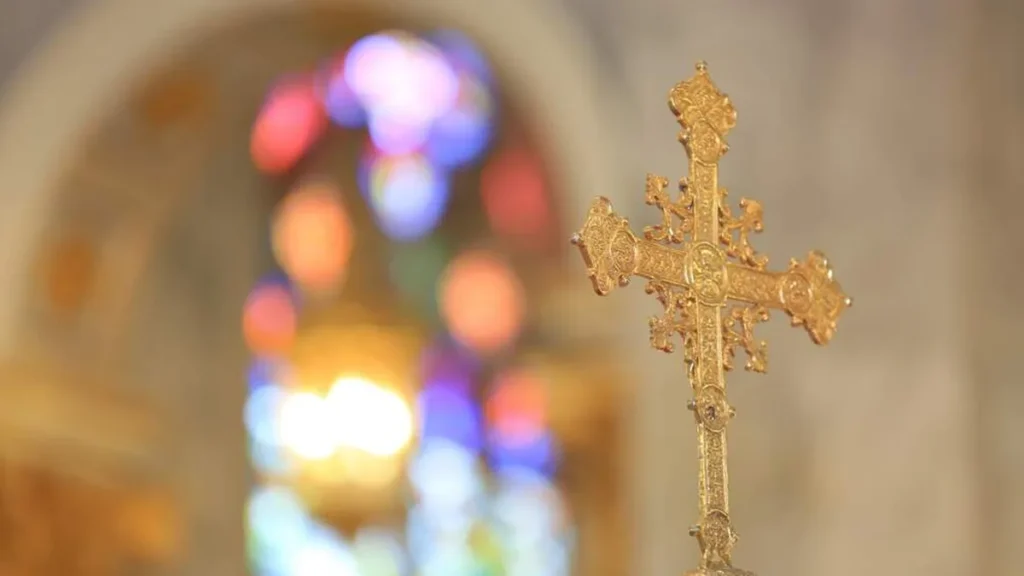 Imagem cruz em igreja do artigo Começamos a Semana Santa com um convite à esperança
