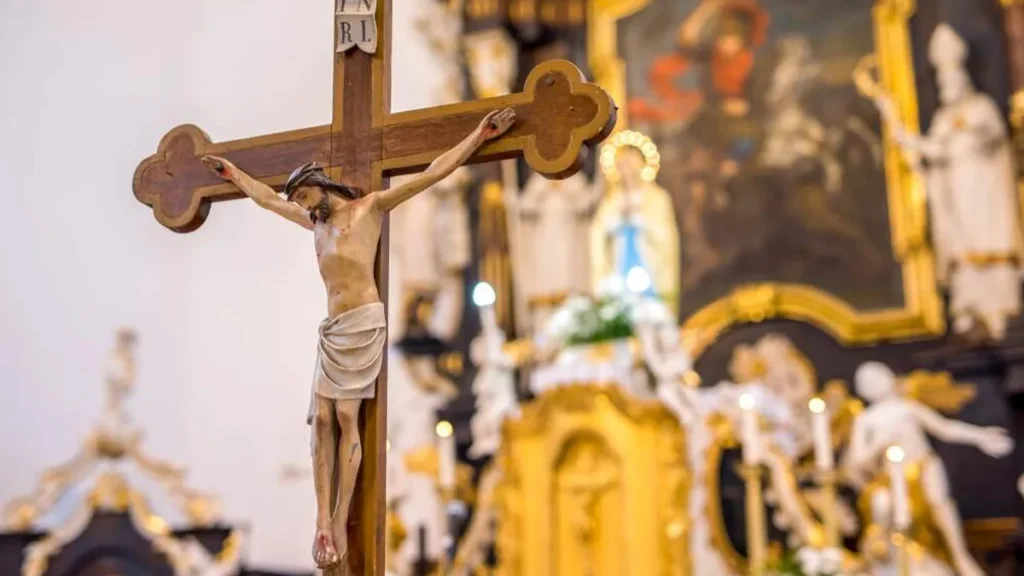 Imagem cruz de cristo na igreja do artigo Qual o sentido da Oração Universal na celebração da Paixão?