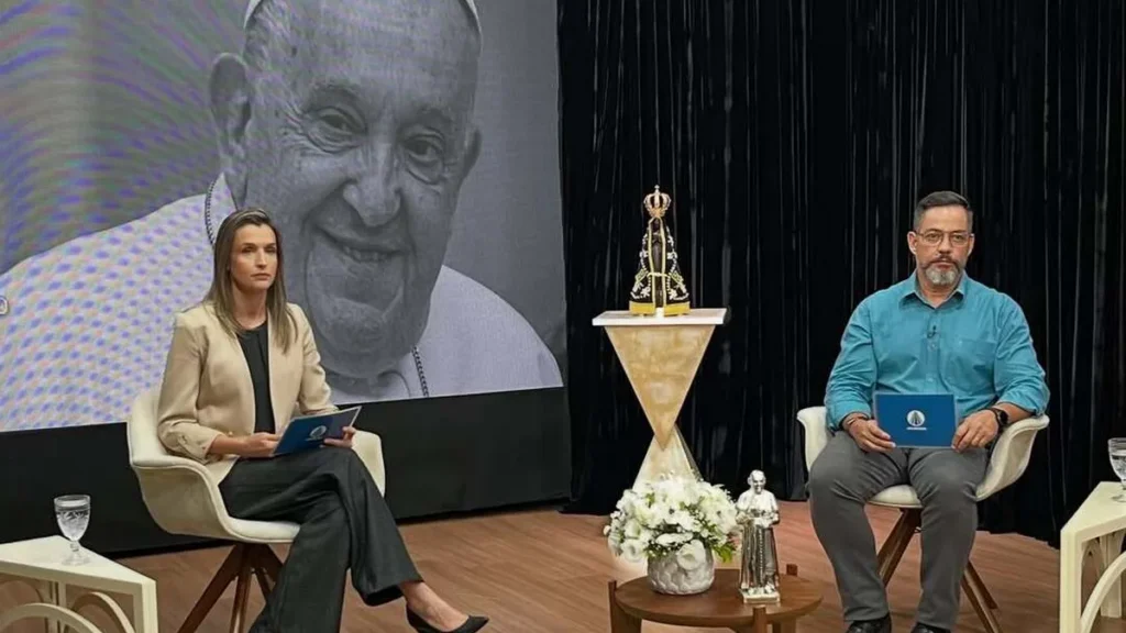 Imagem seguindo papa jornalismo do artigo Central do jornalismo está ao vivo com as informações da morte de Papa Francisco