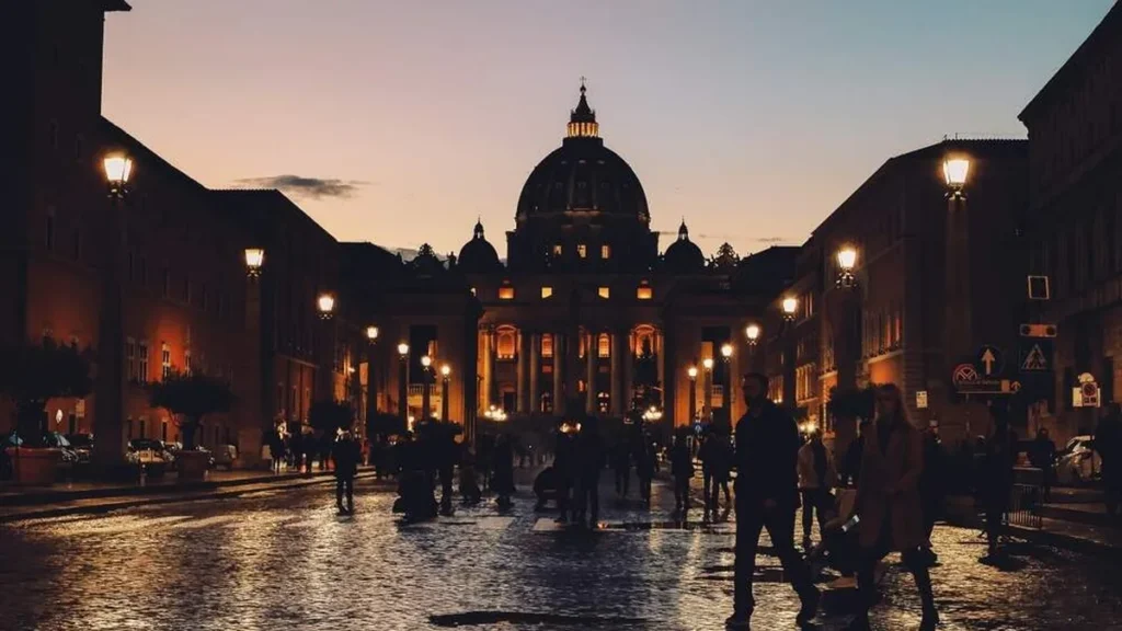 Imagem vaticano a noite do artigo Oração para o período de Sede Vacante