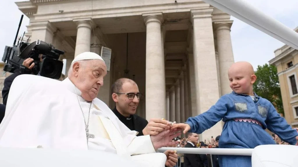 Imagem Papa abencoando crianca do artigo Francisco: o Papa pioneiro em diversas atitudes e fatos